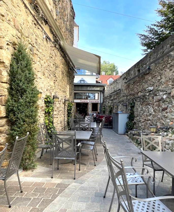 Innenhof der Pizzeria Corleone bei Sonne
